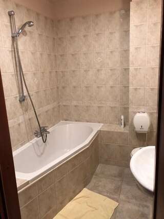Гостевой дом Active Guest House Клайпеда Улучшенный четырехместный номер-2